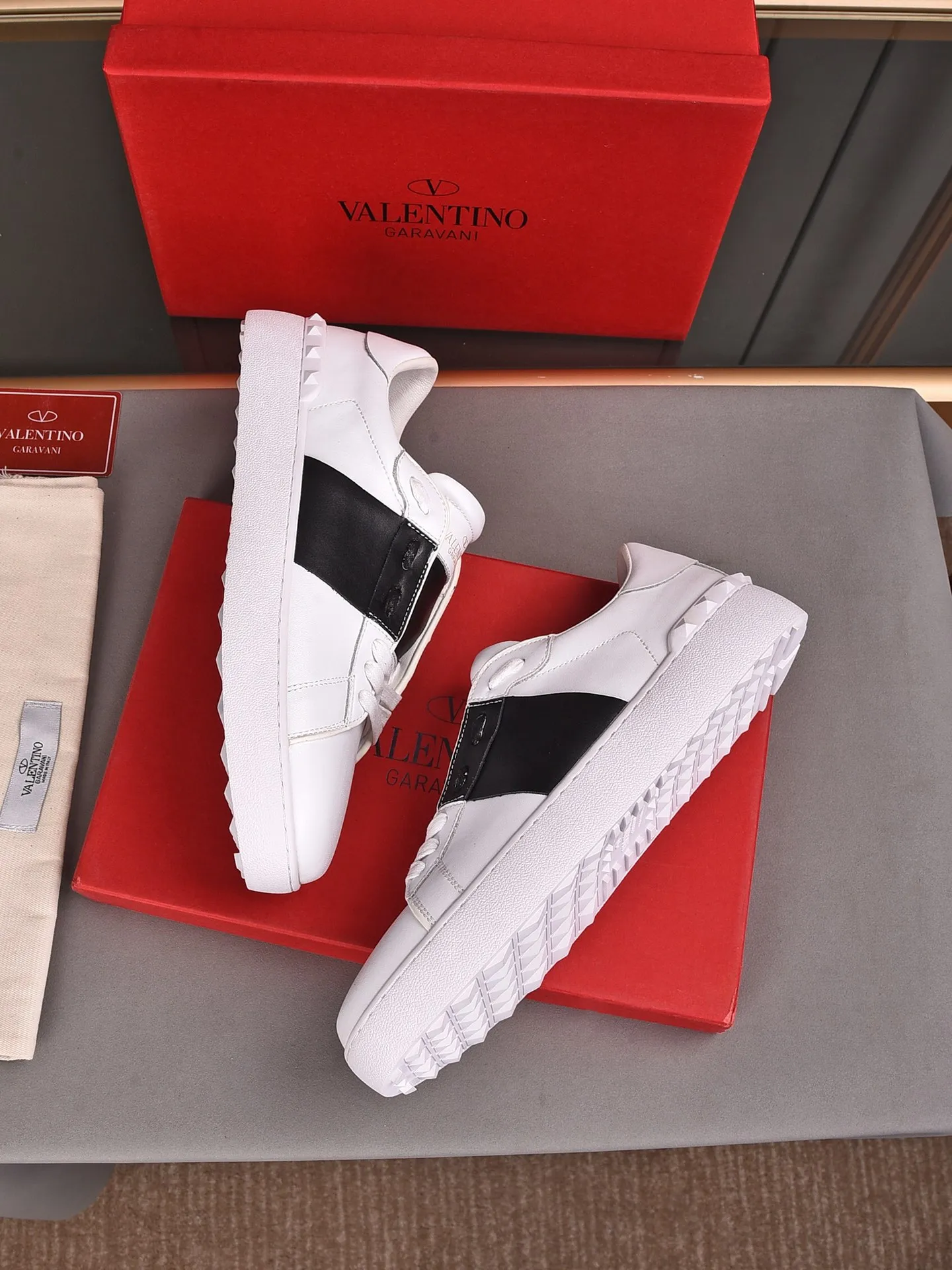 Men's shoes 440💰 (men and women couples) Valentino classic color matching series casual shoes. Made with heavy craftsmanship, good products pay attention to every detail. A must-have trendy item that can be worn all year round, it has been worn by many celebrities and Internet celebrities~~Imported cowhide surface, unique design concept, sheepskin lining, counter quality. Women’s clothing 35-40. Men’s clothing 39-44, 45-46 (returns and exchanges are not supported for custom-made items)